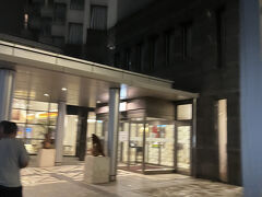 帰りもバスで。

平和祈念堂入口　17:55→糸満バスターミナル　18:18

ちょっとバスが遅れていて乗り継げなさそうだったので、糸満市場入口で下車しました。

糸満バスターミナル　18:20→壺川　19:08


歩き疲れてしまったので、近くのスーパーで夕食を購入。

本日の宿泊はやはりアコーホテル系列のメルキュールホテル沖縄那覇です♪