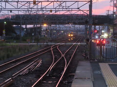 18:37「網干駅」で下車。ここ始発の新快速にチェンジ。姫路で乗り換えると座れないかもだから。
