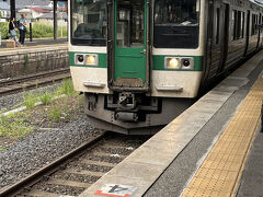 普通電車で山形へ。電車で15分くらいです。
山形新幹線、新幹線も在来線の普通電車も同じホームに止まるので、最初はびっくりしました。
