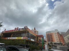 第三の目的地☆アメリカビレッジ内のステーキハウス88に到着です！
ステーキランチが目当てですが、明日泊まるホテルの場所も確認ーと思ったら一目瞭然でした。画像右手に写ってるピンクの建物が「レクー沖縄北谷リゾート&スパ」
ホテル専用の立体駐車場の場所もしっかり確認◎

雨がパラパラ降り始めました。