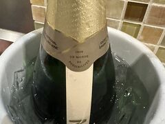 本日のディナー

夕食難民になり。。
またまたマッカリーSCの
坊'S さんに
(連絡したら遅い時間ならOKと言う事で)

余っていた泡を持ち込みます～～^ ^

