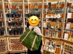 セントラルにあるIFCモールでお買い物。
シンガポールにある有名なバシャコーヒーが香港にもありました。煌びやかな店内。(ちなみに最近ソウルにも出来たそう)

写真のショッピングバッグはIFCモールにある香港のシティスーパーとアニヤハインドマーチのコラボバッグ。
販売当初はめちゃ人気だったとか？
今は緑のバッグも限定品？の赤のバッグもたくさんありました。日本円で2000円ちょっと。結構丈夫です。帰国後も便利で活躍してます。