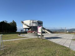 翌朝に散歩がてらジョギングをしようと思いキャンプ場を丘を登っていくと展望台がありました。