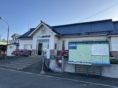 上富良野の街を３０分ほどジョギングしていたらあった上富良野駅です。昔ながらの可愛い駅舎です。