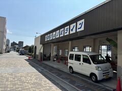 明石公園を後に、魚ん棚方面へ歩いていると明石港が近い事に気づき行ってみると、淡路島行きフェリー乗り場があるじゃないですか！