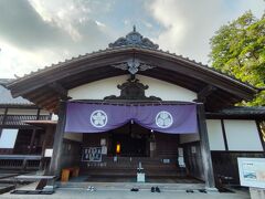 掛川御殿玄関。

立派で風格があります。

幕の左側の紋所は、城主だった太田氏の家紋「太田桔梗」だそうです。