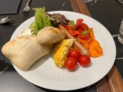 ホテルの朝食

カタロニア　ラス　コルテス　は受付の方が親切で、朝ごはんも美味しかったです。ビュッフェ形式＋オムレツを注文したら作ってくれるタイプでした。

ただ初日到着時、バスルームにGぽい虫の影を見つけたため、滞在中ずっと不安でした…