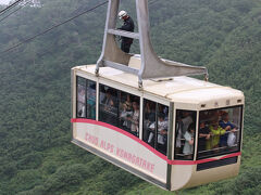 千畳敷駅まで戻り、ボーっとロープウェイを眺めていたら、目を疑う光景が！
ロープウェイの上に人が乗ってる！！