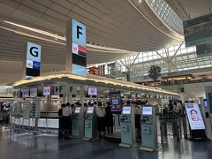 9/6(金)
羽田空港第3ターミナル

今回はJALの特典航空券利用なので、Fチェックインカウンターにて手続きして頂きました