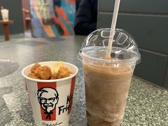 メルボルンセントラル駅から鉄道で向かいます。
駅ビルにはいろいろお店が入っています。フードコートも入っていてちょっと休憩。ケンタッキーでポテトとチキンの入ったのとコーラフロートを購入。コーラフロートが結構大きいのに2AUDです。メルボルンは至る所にケンタッキーがあり、何度も購入しました。お得です🉐