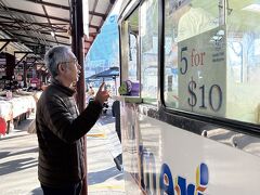 American Doughnut Kitchen
レトロなバスのドーナツ屋さん🍩
前日50メートくらい並んでいました。今日は20メートルくらいだったので並んでみました。5個で10ドル。ドーナツは一種類のみ。