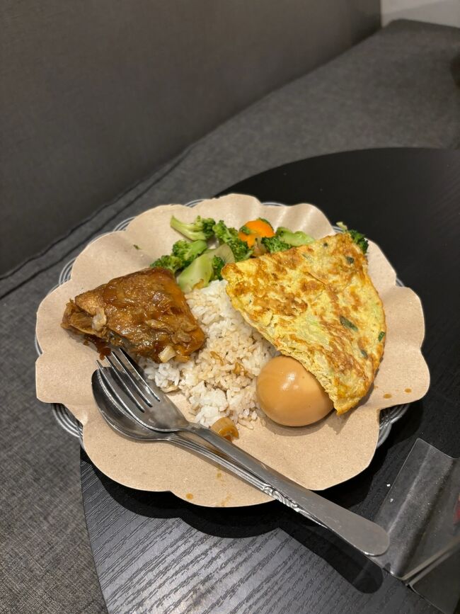 娘はアヤムが乗っかったナシチャン(Rp33,000)。<br />野菜入りオムレツに煮卵って、、玉子好きね。