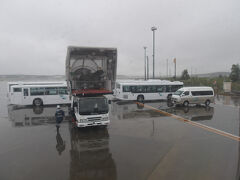 北の大地が見えて、予定通りに9:55に新千歳空港に到着！

な～んとバスで降機(~_~;)。
ということで、とっとと降ります。