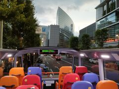 夕方 事前予約しておいた はとバスツアー に向かいます 東京タワー&夜景を楽しむツアーです