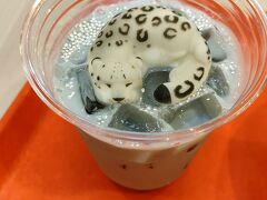コアラ館を出たあとは売店で休憩 かわいいメニューが多いです これはユキヒョウの黒ゴマラテ すごくおいしかったです！