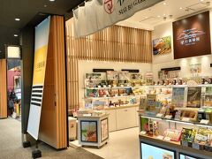 通路にズラリと見える日本的外観のお店。