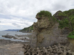 せたな町の親子熊岩。この辺りの海岸沿いには奇岩が点在していました。