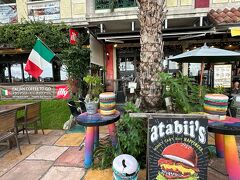 目をつけていたハンバーガー屋さん発見。
けど、この時間(16時10分)はクローズ。
17時からディナー営業開始のよう。

とりあえずショッピングしつつ、他にいいお店見つければ別の店入っちゃおうかと。