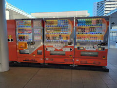 博物館近くの海老名駅コンコースの自販機。ロマンスカーカラーでした。