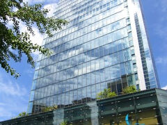 地元新聞社の巨大ビル
中には展望ロビーだけでなく
おばさま方やお子さん連れの方々が涼んでいました。
ちょっとビックリしたのは正面の巨大な広い階段に
座って休憩している人が結構いた。