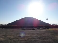 正面にど～んと見えるのは「太陽のピラミッド」

ティオティワカンは紀元前2世紀から６世紀頃に繁栄したそうで、太陽のピラミッドは200年頃の建造らしい。1800年も前･･･。
