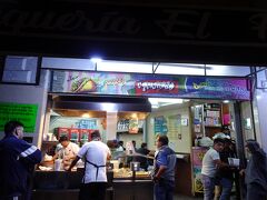 19:00　夕食は予め調べておいたel Progresso でタコスを食べます。
