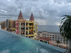 HPで見た通りの景色が広がっていました！
インフィニティプールからアメリカンビレッジを眺めることが出来ます(*^ω^*)
コレは素敵だわぁ！