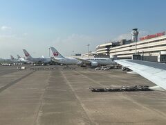 ほぼ定刻通りに着陸。
安全飛行をありがとうございました！

具合の悪くなったお客様がいて降機は遅れましたが、大事に至らなかったようで良かったです。
