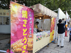 大通公園の名物とうきびワゴン
醤油で焼いたとうきびの香りが広がっている。