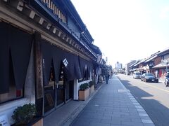 蔵造りの街並み

明治時代の大火で市街地の１／3が焼失。
その時に焼け残ったのは蔵造りの建物。
それを教訓に大火後には防火性に優れた蔵造りの建物を多く建築。
それが現在の情緒ある街並みとして残っています。

ここ大沢家住宅は大火で焼け残った貴重な江戸時代の建物。
１７９２年建築と伝えられています。