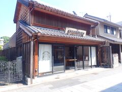 時の鐘近く街並みにしっくりととけこむスタバ。

だんだん陽が高くなり暑い～。
休憩しましょう。