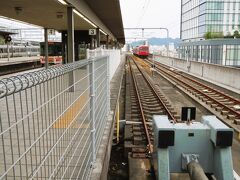 「姫路駅 姫新線」のホームへ上がって来ました

３・４番線ホームで３番線のみ切り欠きホームで行き止まりです。私が知っていた頃は地上駅の０番ホームキハ４０形気動車２両で運行してた時代です。

＊詳細は兵庫・姫路のクチコミでお願いします