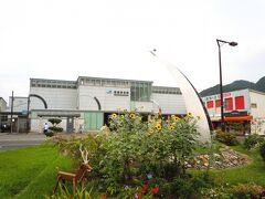 ９：４０に「播磨新宮駅」着きました、

待ち時間があるので駅前に出て来ました～、が駅舎が建替えられて昔の面影はありません？。
随分と都会的なデザインの駅舎で駅員も配置されていました。

＊詳細は兵庫・姫路のクチコミでお願いします