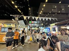 ホステルのママにナイトマーケット位行ってこい！と言われ重い腰を上げて来ました。Jodd Fairs Night Market


お祭りですな(^^)/