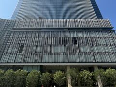 大阪・梅田『JP TOWER OSAKA』『THE OSAKA STATION HOTEL, 
Autograph Collection 』『KITTE OSAKA』

2024年7月31日に『JPタワー大阪』に開業した商業施設『KITTE大阪』
の外観の写真。

『JPタワー大阪』は39階建ての建物で、1階、7階、29階～38階に
マリオット系列ホテル『大阪ステーションホテル、オートグラフ 
コレクション』が入っています。

前回、『コンラッド大阪』に宿泊した際にちらっと載せました。
ビルが完成したので遊びに訪れました。

<JALファーストクラスで行く大阪 ④ 『コンラッド大阪』宿泊記（1）
クラブラウンジ【エグゼクティブラウンジ】アフタヌーンティー♪
スパ＆プール＆ジム＆ジェットバス＆サウナ>

https://4travel.jp/travelogue/11854087

<JALファーストクラスで行く大阪 ⑤ 『コンラッド大阪』宿泊記（２）
ダイヤモンドメンバー★ポイント宿泊でビューバス付き
「キングエグゼクティブコーナールーム」にアップグレード>

https://4travel.jp/travelogue/11855047

<JALファーストクラスで行く大阪 ⑥ 『コンラッド大阪』宿泊記（３）
クラブラウンジ【エグゼクティブラウンジ】のイブニングカクテル
（カクテルサービス）できれいな大阪の夜景を眺めながらアルコールを
☆彡【アトモス・ダイニング】の朝食♪>

https://4travel.jp/travelogue/11857621