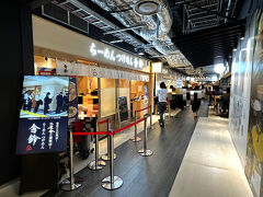 商業施設『KITTE大阪』B1F

グルメ店が集まる「うめよこ」には東京で人気のつけめん専門店
【舎鈴】などがあります。

ぐるっと回りましたが、よさげな飲み屋さんが集まっています。
（人が多いので1軒ずつは載せません）。