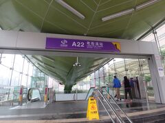 中壢の町中を15分ほど歩いてMRT空港線の老街渓駅へ。傘はしていたものの全身びしょ濡れだ。数年後には空港線は中壢駅まで延伸するようなので、今回の体験は貴重なものになるだろう....と自分に言い聞かせる（笑。