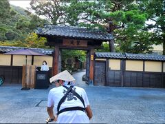 戻ってきました。
実は明治天皇の別邸跡へ料亭が有ったのですが
今はホテルに
料亭はお隣へ移転