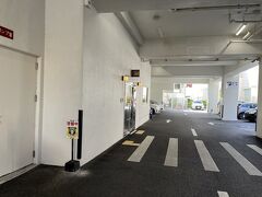 さてお時間になりましたので
チェックインに参ります。
まずは駐車場からフロントに入ります。

モンパというコンドミニアムです。