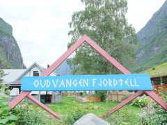 11:30 グドヴァンゲンに到着
ベルトラツアーで「ノルウェーナットシェル周遊券」を買う時、ベルトラツアーからグドヴァンゲンからのフェリーが乗り継ぎの良い時間が取れなくて、２時間待ちの１４時出発しか取れないと連絡。と言われても、どれかに乗らないとオスロに行けない、、
情報によると、フロムで待ち時間が長ければ、時間を潰すところがありそうだったけど、グドヴァンゲンは探してもなさそうだった。
案の定、グドヴァンゲンはカフェとレストランだけで周辺に何もない。