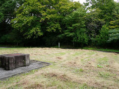 食後、まずは、すぐ東側にある寺池城址に向かう。寺池城は、鎌倉時代からこの地を治めた葛西氏が築いた城である。江戸時代には、登米伊達氏の居城となり、『登米要害』と呼ばれていた。現在は、一部が公園となり、二の丸跡には裁判所が立っていた。