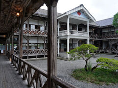 城跡から、遠山之里の前を通り、今度は西側にある教育資料館に立ち寄った。そこは、旧登米高等尋常小学校であった場所で、明治21年に建てられた校舎が、ほぼそのまま残されていた。