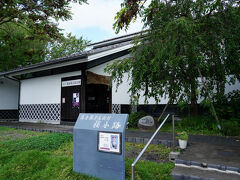 教育資料館を後にして、武家屋敷街へと向かう。その入口に、『高倉勝子美術館』と言う施設があった。『遠山之里』で購入した六施設共通券で入館できるので、立ち寄ることにした。『高倉勝子』の作品は初見であったが、とても心に響く、懐かしさを感じる絵が多かった。