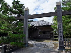 美術館の向かいには、冠木門を構えた建物が立っていた。旧水沢県庁庁舎である。水沢県は、現在の岩手県南部と宮城県北部を管轄していた県で、この建物は、明治4年に建てられたもの。県庁が明治８年に一関に移ったため、僅か４年ほどしか使われなかったそうだ。その後、小学校や裁判所として使われ、今は記念館として公開されている。