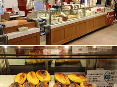 さて、これから帯広のお土産の購入を買いに向かいます。場所はクランベリー帯広駅エスタ店です。帯広と言えばある意味お菓子の街、スイーツの街として有名ですが、六花亭や柳月はご存知でも、ここは知らない方もいるのではないでしょうか。クランベリーは市内にも何店かありますが、他のお土産も見たいので駅エスタ店に行きました。いろいろな和洋菓子もありますが、こちらは何と言ってもスイートポテトが有名です。大きさがバラバラなのでグラム売りをしています。