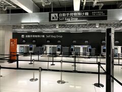 誰かの見送りでは何度か来たことのある【第３ターミナル】
自分で利用するのは初めて(^^)
「どシンプル」な造りなのは別にいいんだけ…、なんかうす暗く感じるんだよな～(^^;;