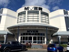 ケアンズセントラルの南端側１階はデパートの【MYER】