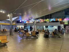ブルネイ国際空港に到着。ワンフロアでそんなに広くない、ケニーGが流れるおしゃれな空港です。また来年も来たいです。