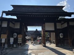 16:10
観光案内所の前にある高山陣屋、葵の紋
￥440
