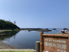 花の木の近くの宿根木という集落へ。こちらの集落の家は船大工さんたちが建てたということで有名。そして北前船が寄り、栄えたエリアです。
今は佐渡の人気観光地の一つでありますが、住民の方々は普通に生活されています。
海側ではたらい舟に乗れます。